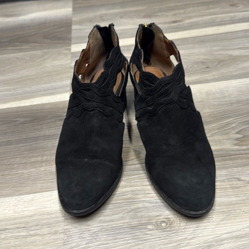 Seyohelles black healed booties size 6.5